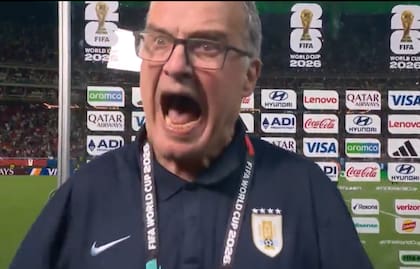 La periodista que entrevistó a Bielsa reveló qué ocurrió antes del exabrupto: “Le pidieron que retrocediera y explotó”.