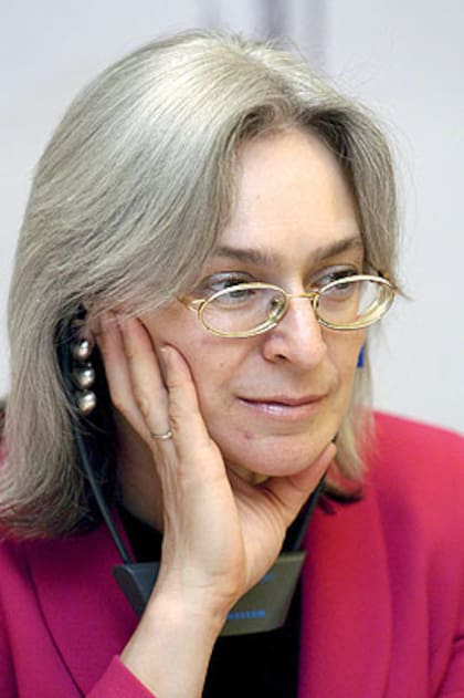 La periodista rusa Anna Politkovskaya entró al teatro a negociar