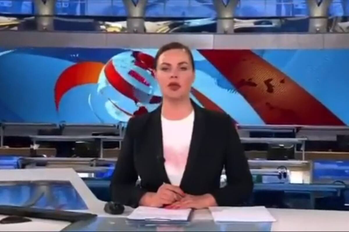 La periodista rusa Marina Ovsiannikova estaba conduciendo el programa de televisión cuando una mujer irrumpió en el estudio de grabación.