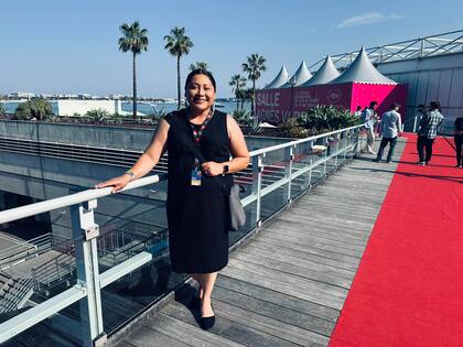 La periodista Shannon Shaw, editora de
Osage News, en el Festival de Cannes
