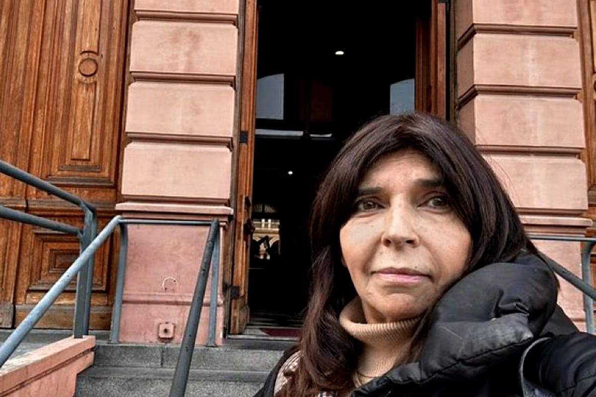 La periodista Silvia Mercado, frente a la Casa Rosada