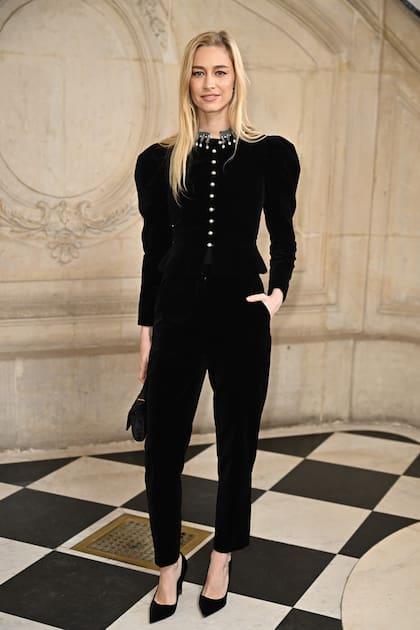 La periodista y aristócrata italiana Beatrice Borromeo volvió a dar cátedra de estilo en su paso por el Museo Rodin con un conjunto de chaqueta corta y entallada (con botones de resina con las iniciales de la maison) y pantalón slim de terciopelo.