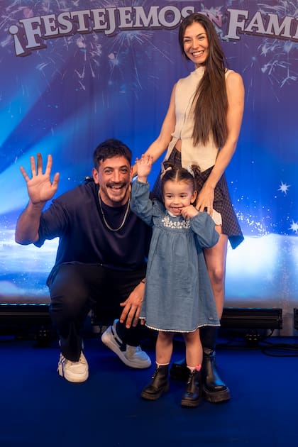 La periodista y conductora Josefina "China" Ansa junto a Diego Mendoza y la mayor de sus hijos, India. También son padres de Rafael, que nació en octubre del año pasado