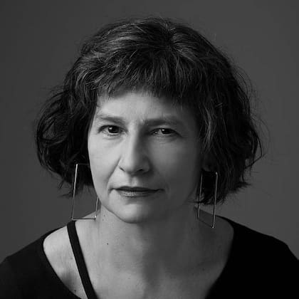 La periodista y escritora Gabriela Saidón aborda la construcción del Diego como santo incluso antes de morir.
