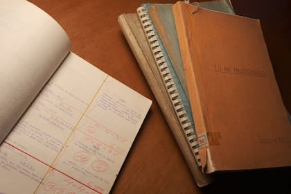 El cantante hacía anotaciones en los guiones de sus películas. Las copias fueron encontradas en la mansión de Banfield y serán exhibidas en futuras muestras con la curaduría de Graciela Guiñazú.