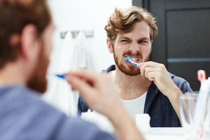 La periodontitis genera un estado inflamatorio crónico que favorece la aterosclerosis, por lo que el uso de hilo dental y las visitas odontológicas son esenciales