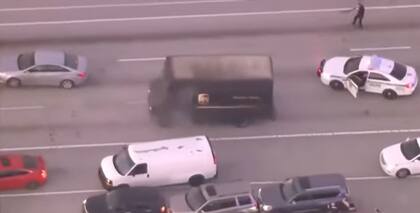 La persecución abarcó cerca de 24 kilómetros, durante los cuales decenas de patrullas siguieron al camión mientras evadía el tráfico de las concurridas calles de Florida (Imagen extraída de un video de youtube)