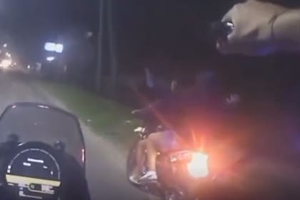 La persecución quedó grabada en la cámara corporal de uno de los policías