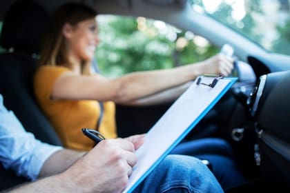 La persona que ayude de forma ilegal a un aspirante en el examen para la licencia CDL en Florida comete un delito menor de segundo grado