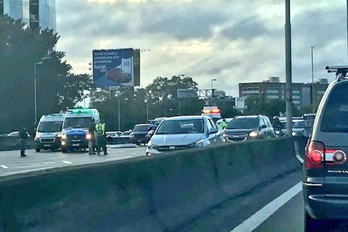 La persona se bajó porque tuvo un desperfecto con un neumático