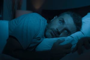 La persona sufre una parálisis muscular temporal mientras está totalmente consciente y despierta