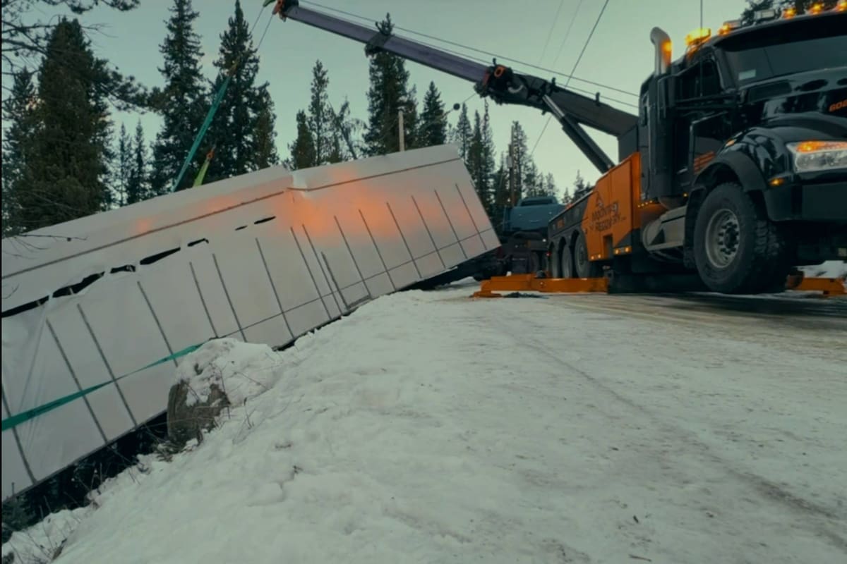 La pesada estructura metálica estuvo a punto de caer al fondo del abismo tras una falla en el vehículo que la transportaba