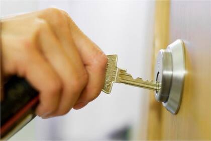 La pesadilla de un hombre que regresó a su casa en Inglaterra y no pudo ingresar porque le cambiaron la cerradura