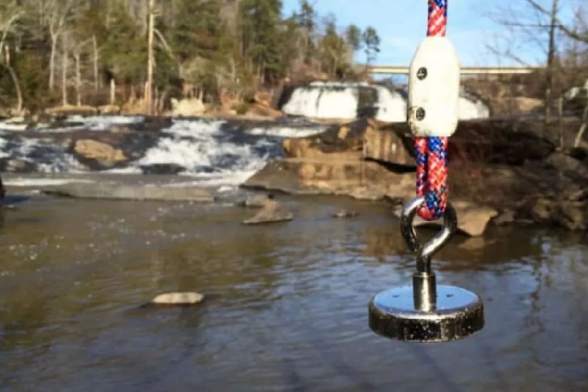 La pesca con imanes se convirtió en la actividad favorita de este niño y su abuelo