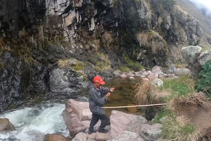 La pesca de truchas hace que Alfonso no tenga que invertir dinero para comer