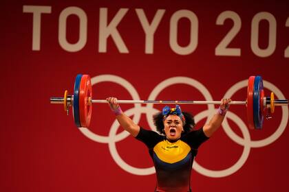La pesista ecuatoriana Neisi Patricia Dajomes Barrera compite en la final de la división de 76 kilos, en los Juegos Olímpicos de Tokio, el 1 de agosto de 2021, en Tokio, Japón. (AP Foto/Luca Bruno)