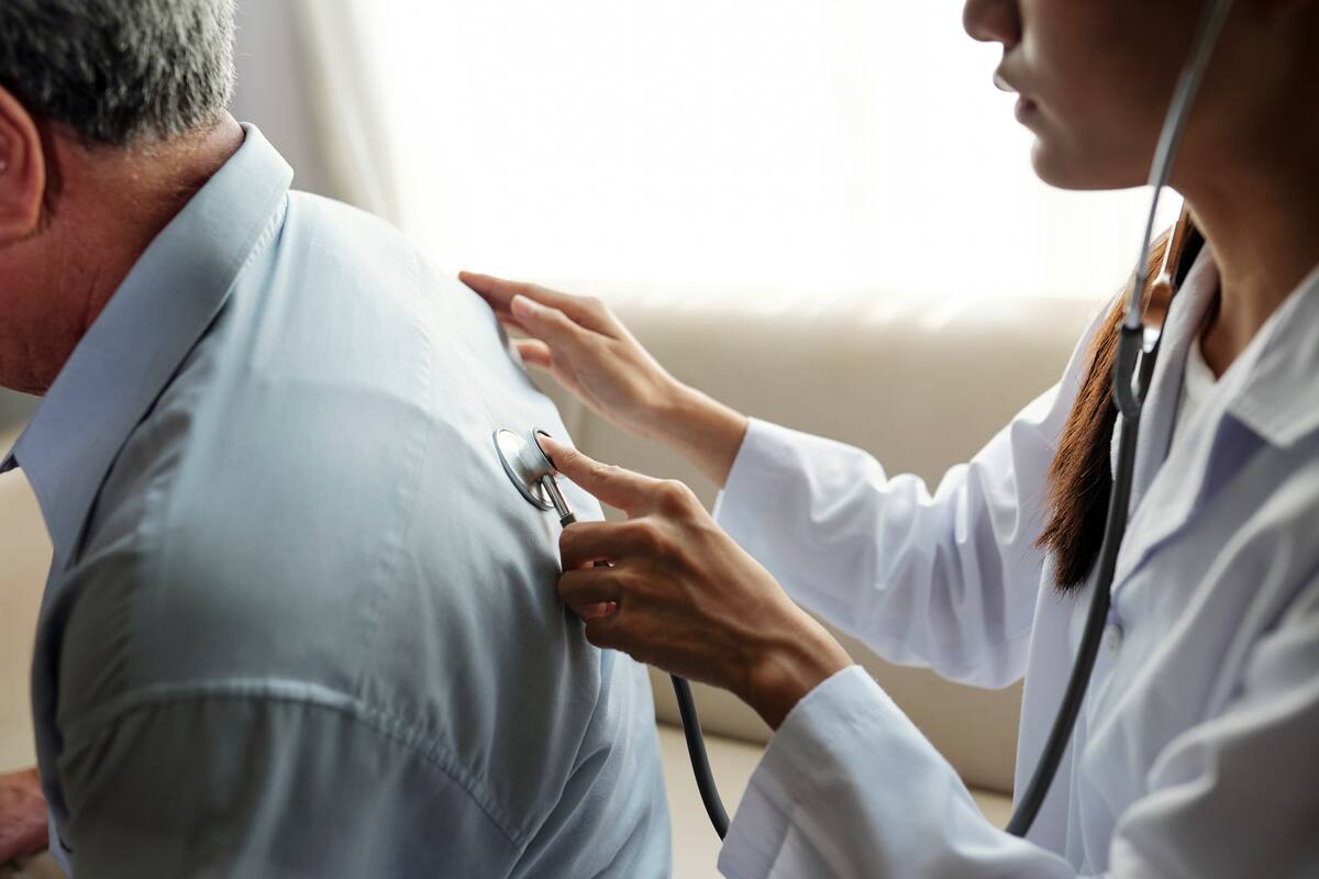 La peste bubónica tiene estado endémico desde el siglo XIV y se transmite a través de pulgas que son transportadas por roedores.