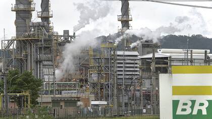 La petrolera brasileña enfrenta pagos de US$26.000 millones en 2016 y 2017