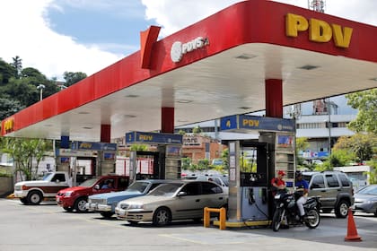 La petrolera estatal Pdvsa sufrió una fuerte caída en la producción por la falta de inversiones en las refinerías; también cayeron los precios internacionales del crudo