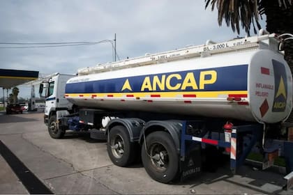 La petrolera estatal uruguaya, Ancap, tiene el monopolio de la fabricación de combustibles en el país sudamericano; la distribución y expendio está repartida con otras dos compañías extranjeras, aunque el precio al consumidor es igual en cualquier estación de servicio del país
