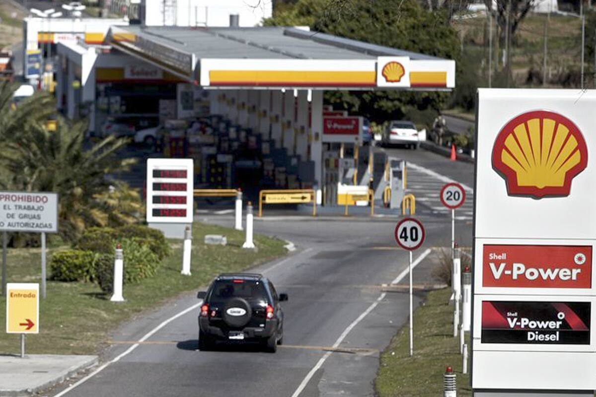 La petrolera firmó un acuerdo para vender su negocio de Downstream en el país a la empresa Raízen Shell