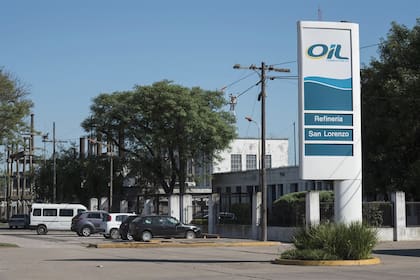 La cooperativa de trabajadores y las firmas YPF, Lukoil, Trafigura y Vitol presentaron ofertas para administrar Oil Combustibles; se definiría el lunes