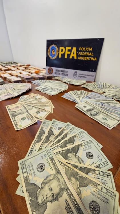 La PFA desarticuló un centro ilegal de venta de divisas (cueva) que operaba bajo la fachada de una inmobiliaria