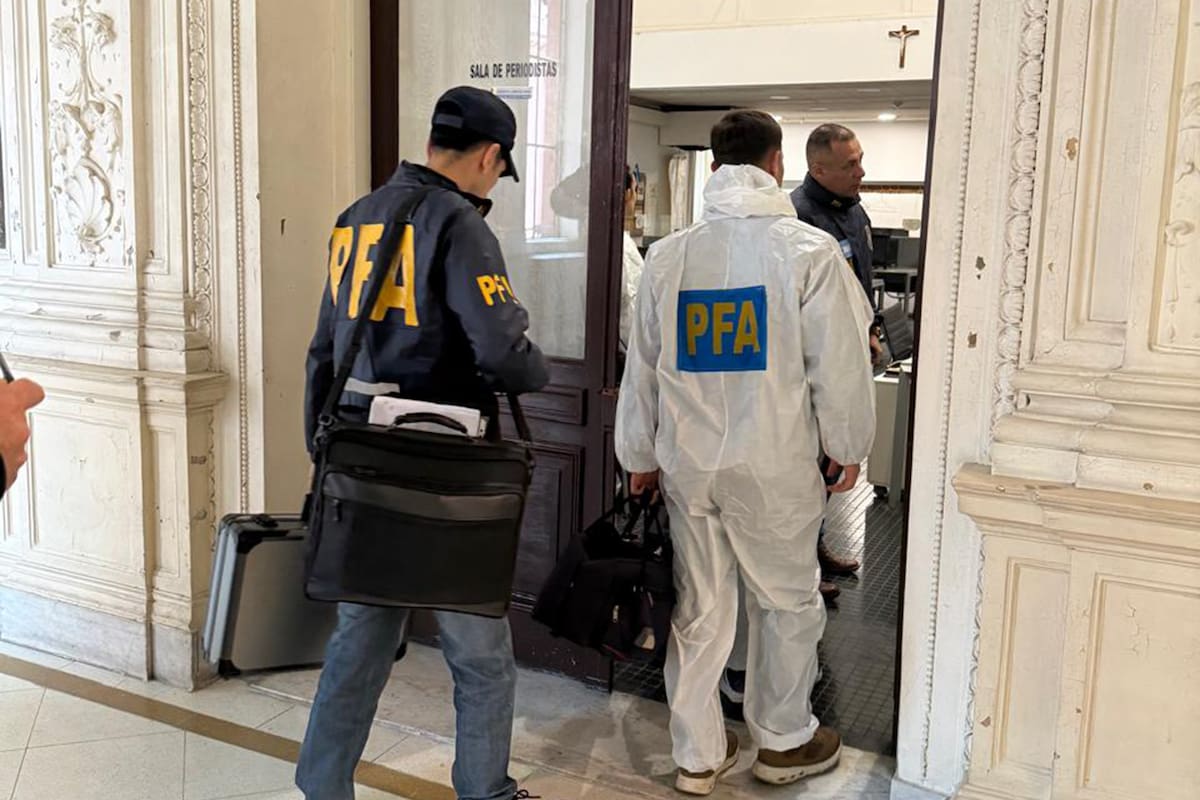 La PFA ingresó a la sala de prensa de la Casa Rosada tras el robo que sufrieron los periodistas acreditados