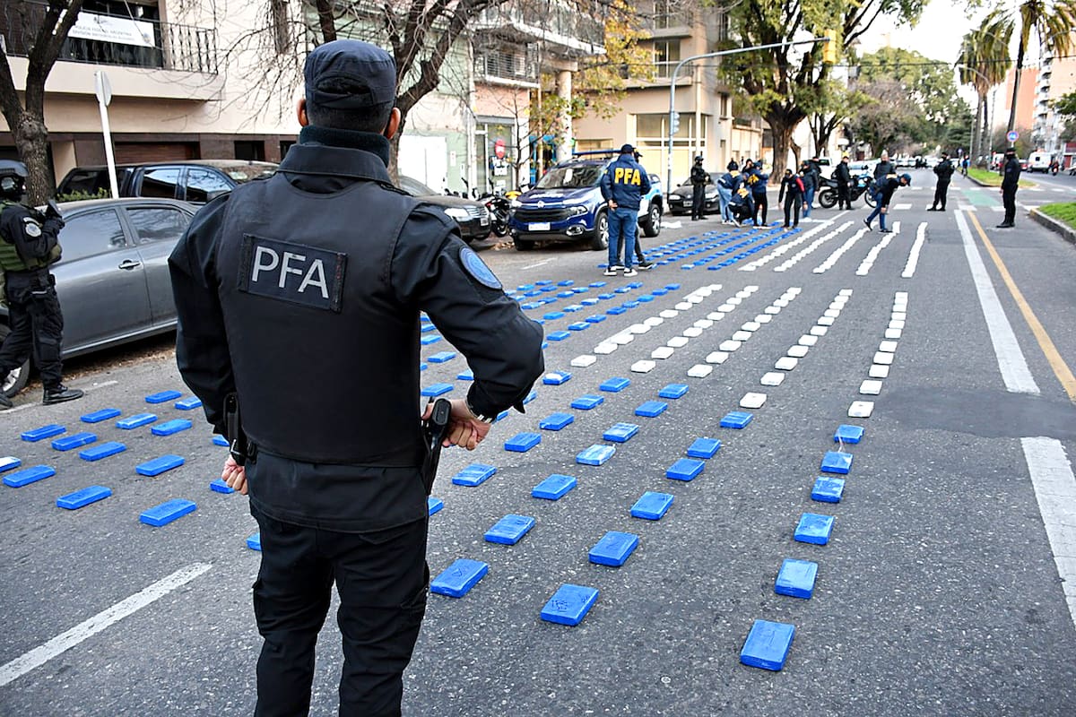 La PFA secuestró 369 panes de cocaína, ocultos en un BMW X5, que estaba guardado en un galpón en las afueras de Rosario