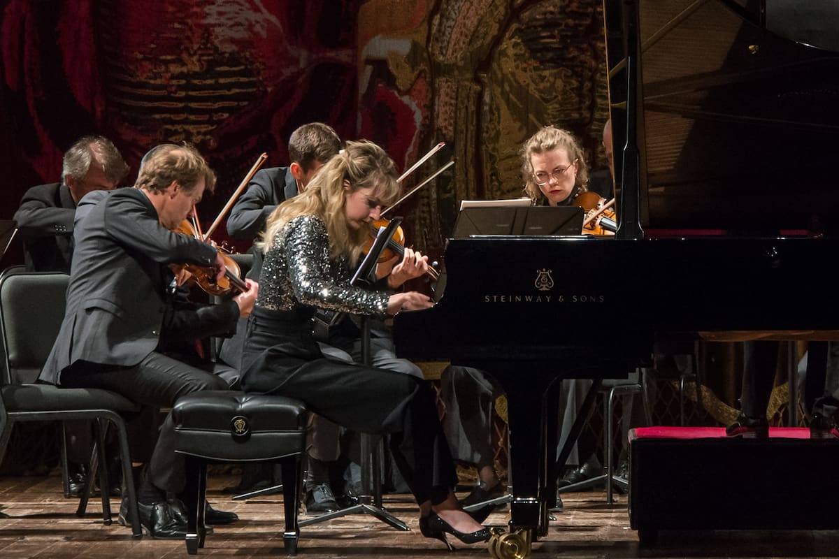 La pianista Lise de la Salle junto a la Orquesta de Cámara de Múnich