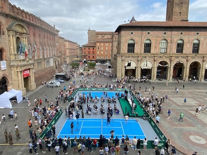 La Piazza Maggiore, el corazón de Bolonia, "se vistió de tenis" durante esta semana, por el Final 8 de la Copa Davis