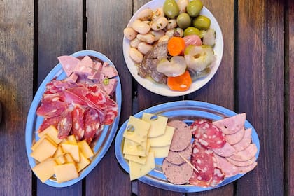 La picada de Las 40 Viejo Bar