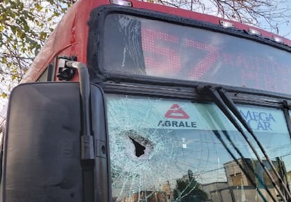La piedra arrojada desde un puente rompió el parabrisas del colectivo y lesionó a un chófer que se encontraba sentado en la primera fila de pasajeros
