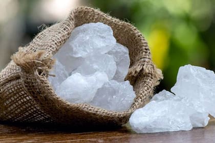 La piedra de alumbre es un producto de origen volcánico, cuya apariencia es blanca y sin olores