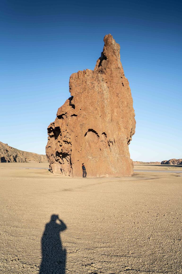 La piedra de Darwin se yergue sola e imponente en medio de la ría Deseado.