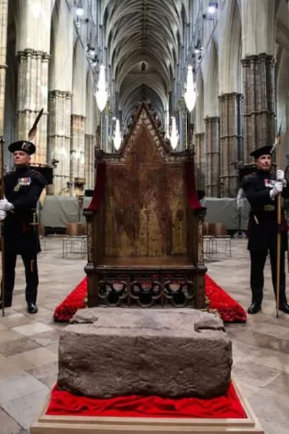 La Piedra de la Coronación, junto al Trono del Rey Eduardo, espera por Carlos III