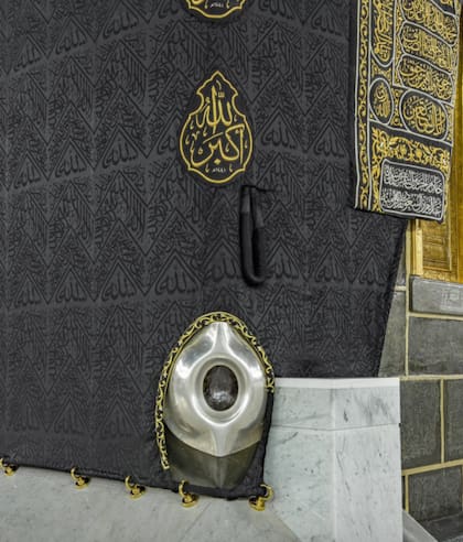 La piedra negra de La Meca, ubicada en la esquina sureste de la Kaaba.