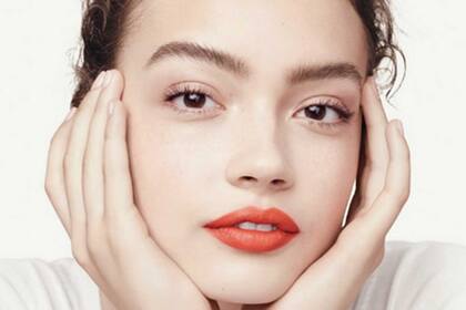 La piel puede sufrir exceso de pigmentación o también, manchar por factores genético y/o hormonales