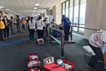 La pierna de la mujer quedó atrapada en una cinta mecánica del aeropuerto de Bangkok
