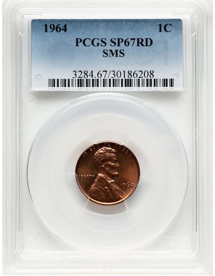 La pieza de 1964 SMS con grado SP67, y designada "RD" por su color rojo, es un centavo Lincoln de acuñación especial