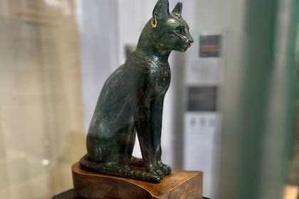 La pieza de bronce del Antiguo Egipto, exhibida en el Museo Británico, es una representación de la diosa Bastet