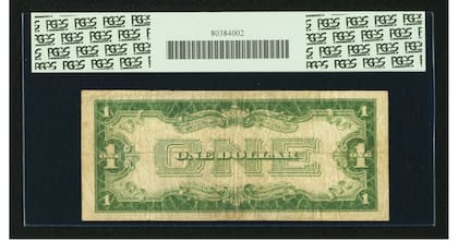 La pieza es denominada “funnyback” debido a su distintiva estética, con un número “ONE” de gran tamaño y ornamentación, en un tono verde claro que contrasta con el diseño en blanco y negro del anverso