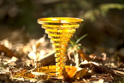 La pieza se encuentra oculta en un campo, pero no está enterrada