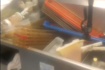 La pila de trastes sucios que encontró el empleado cuando llegó a su trabajo