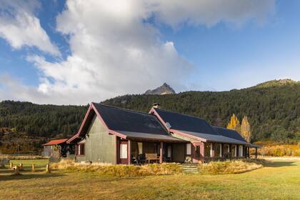 La Pilarica Lodge, todo lo que se ve detrás es ahora un foco de incendio y humo