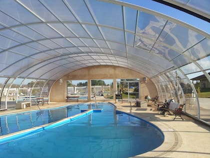 La pileta cubierta es la estrella del complejo, con temperaturas de entre 35 y 38 grados, rampas e hidroterapia