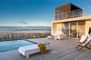 Una casa que mira al mar desde la laguna de José Ignacio
