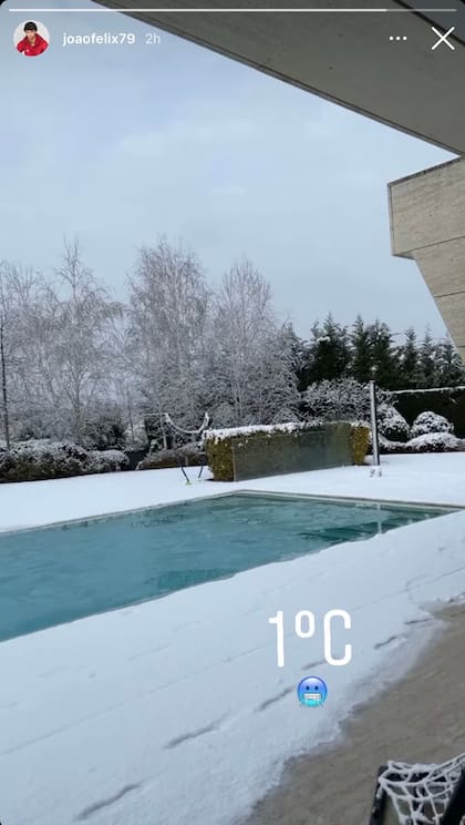 La pileta de Joao Felix, completamente congelada por el frío. Crédito: Instagram