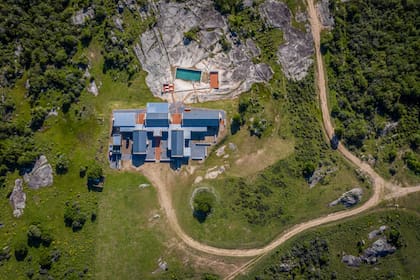 La pileta de la casa fue construída dentro de una roca natural
