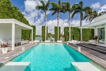 La pileta de la mansión de Miami de Shakira tiene vista a la bahía y es uno de los grandes atractivos de la propiedad